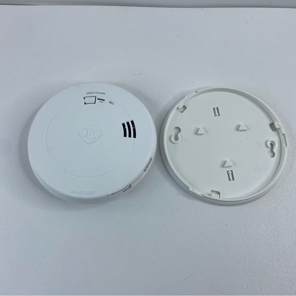 First Alert 2-IN-1 Smoke & CO Alarms Voice & Location Alerts SMC0210V